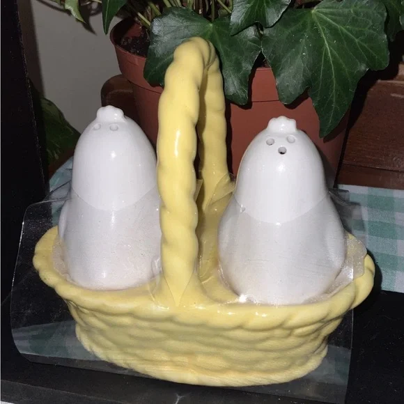 Rae Dunn Chicks in a Basket Salt & Pepper Shakers - Picture 4 of 6